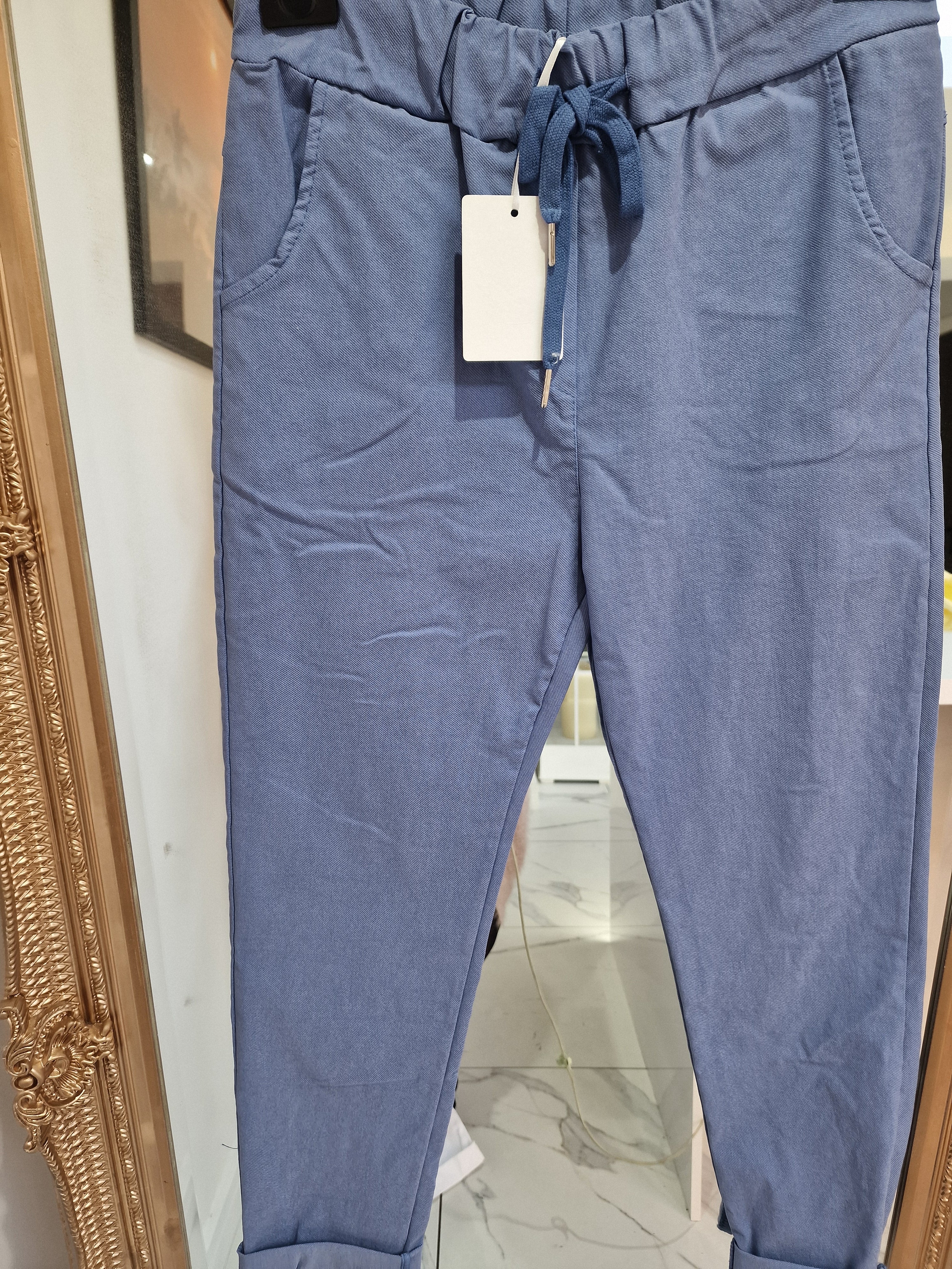 Stretch fit fitted trousers.