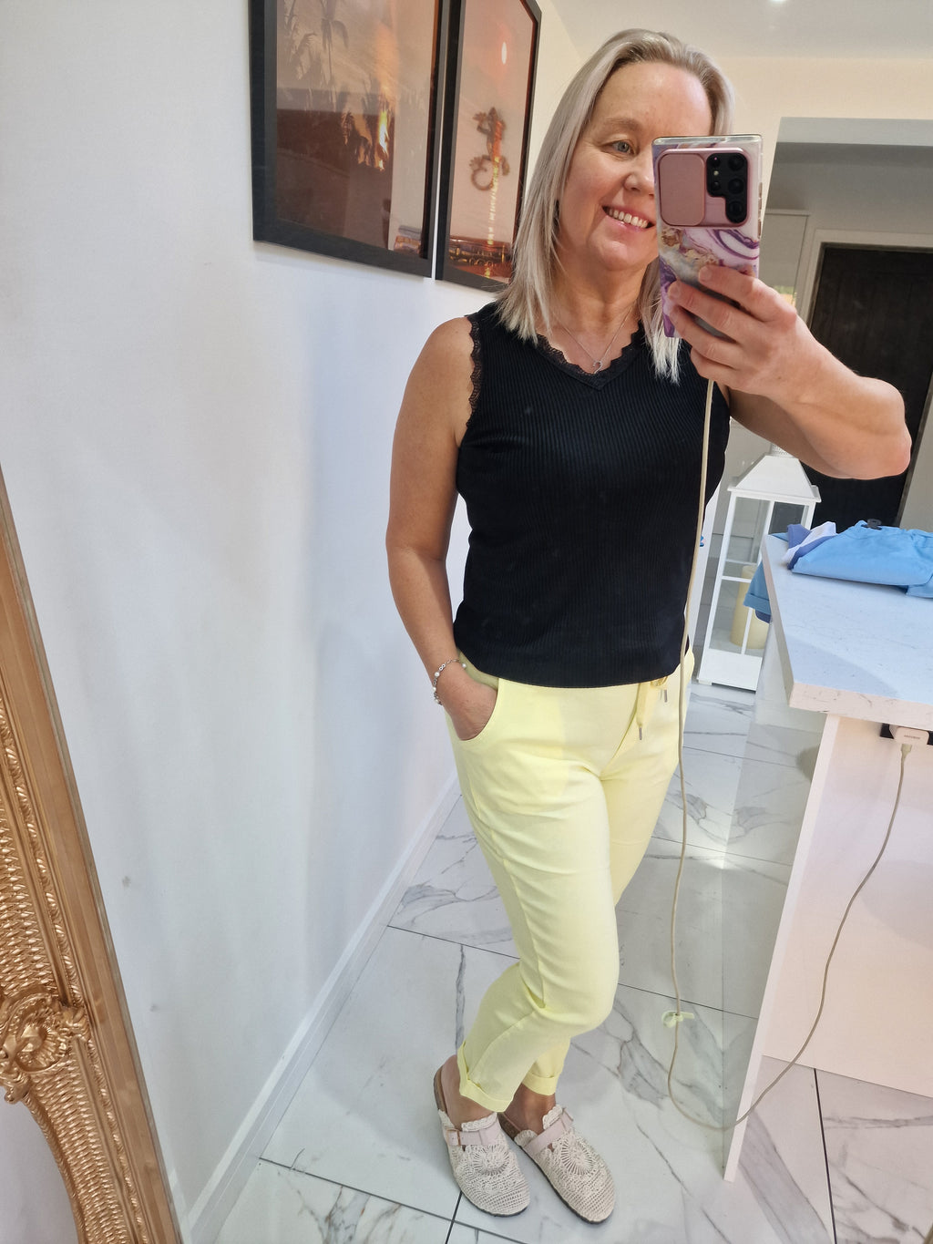 Stretch fit fitted trousers.
