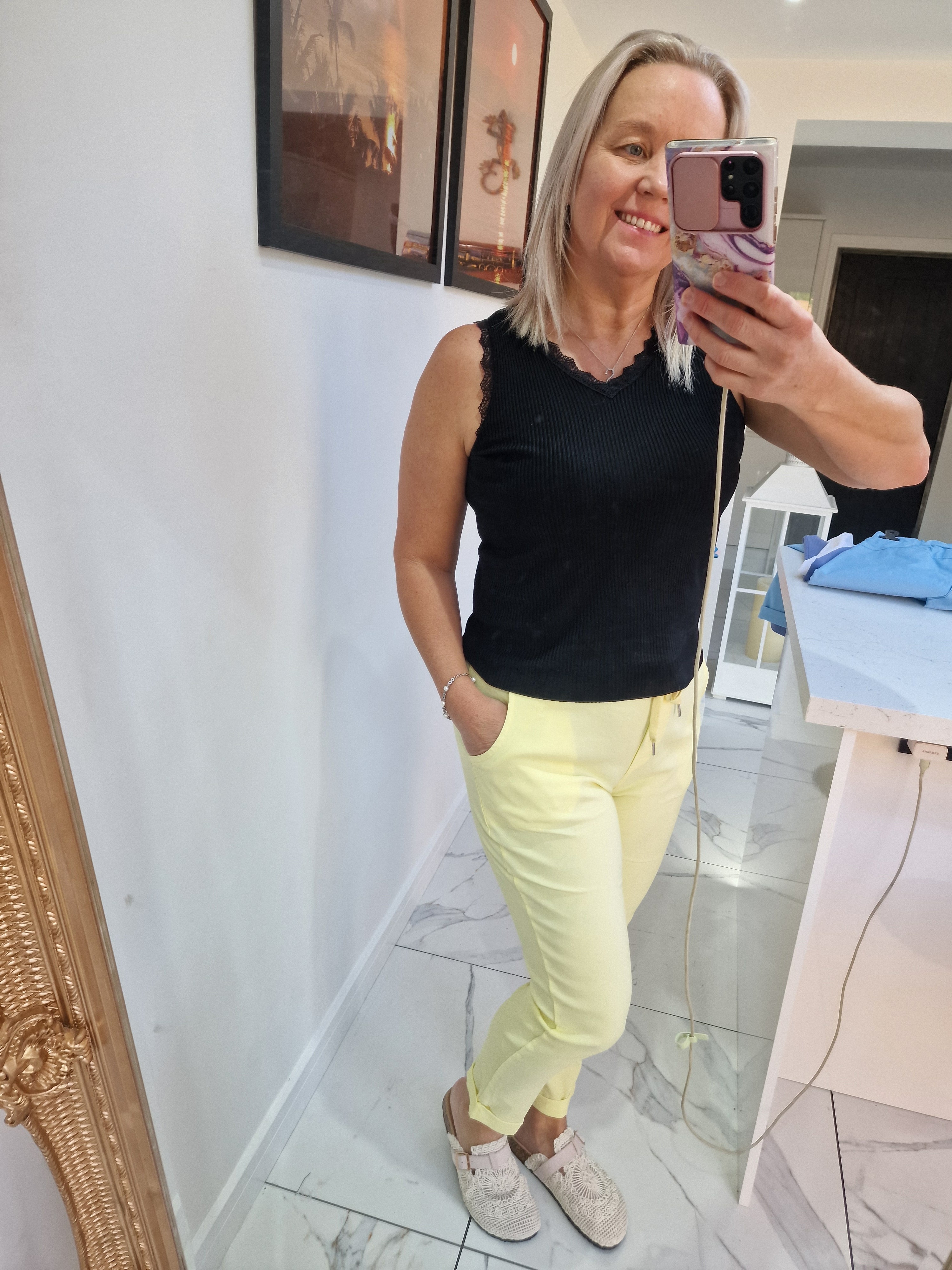 Stretch fit fitted trousers.