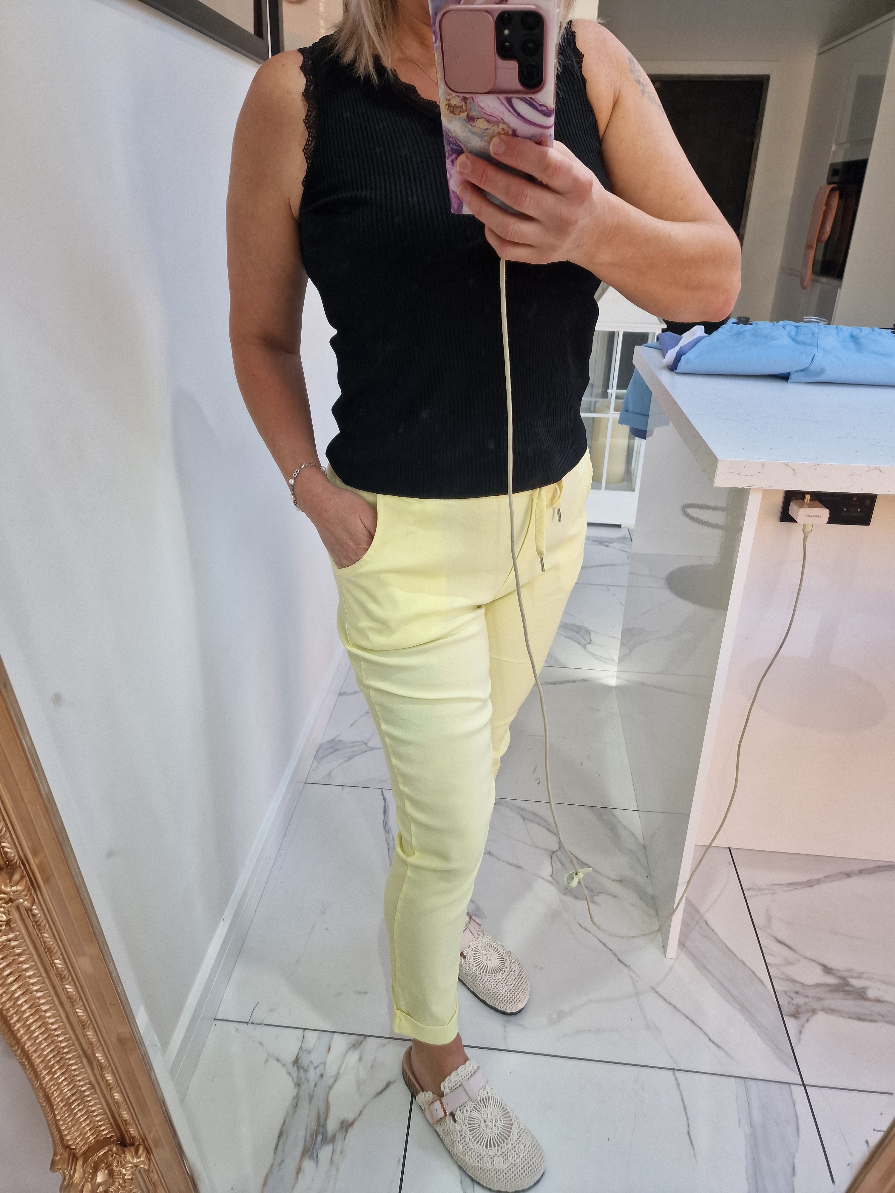 Stretch fit fitted trousers.