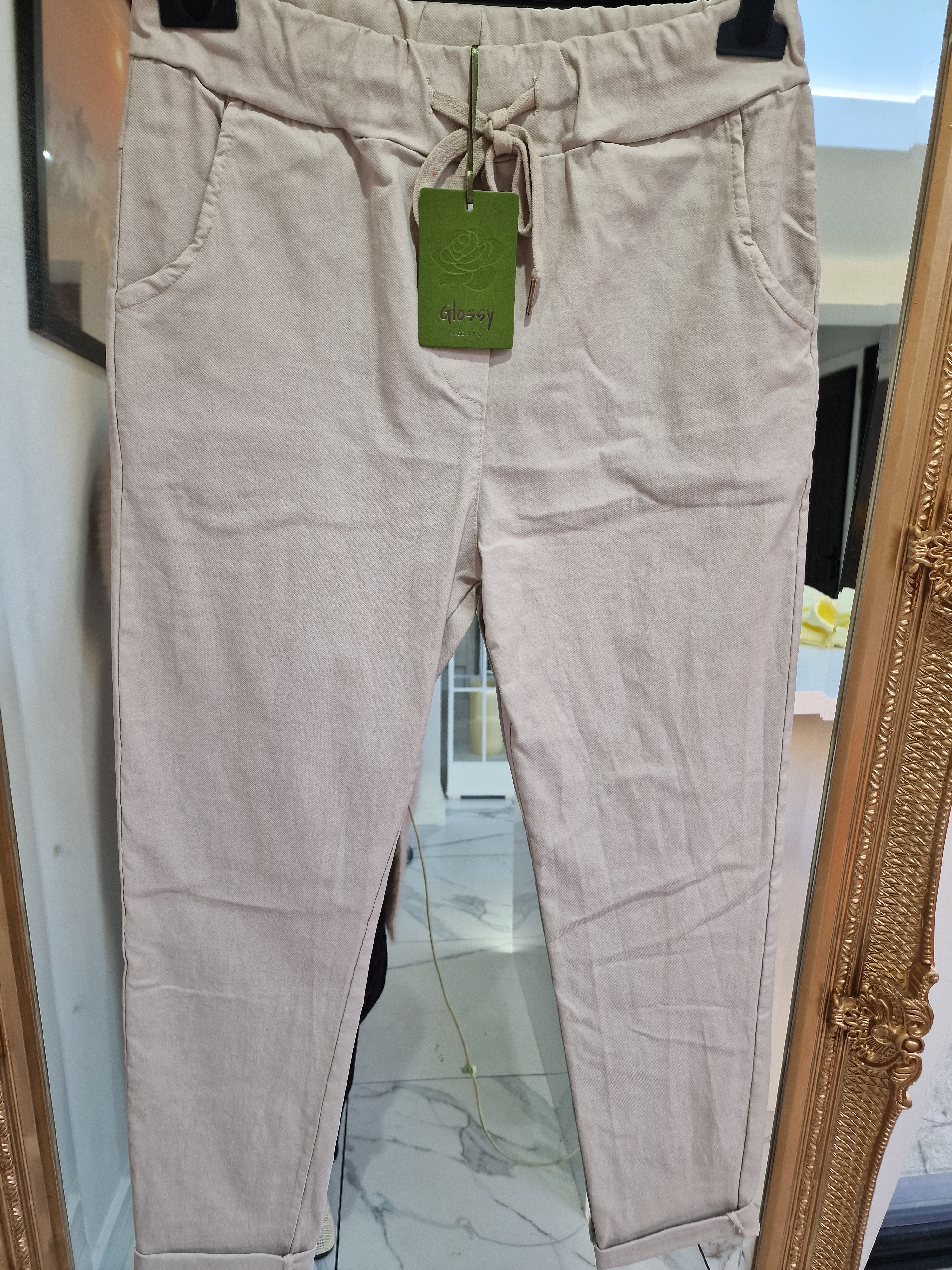 Stretch fit fitted trousers.