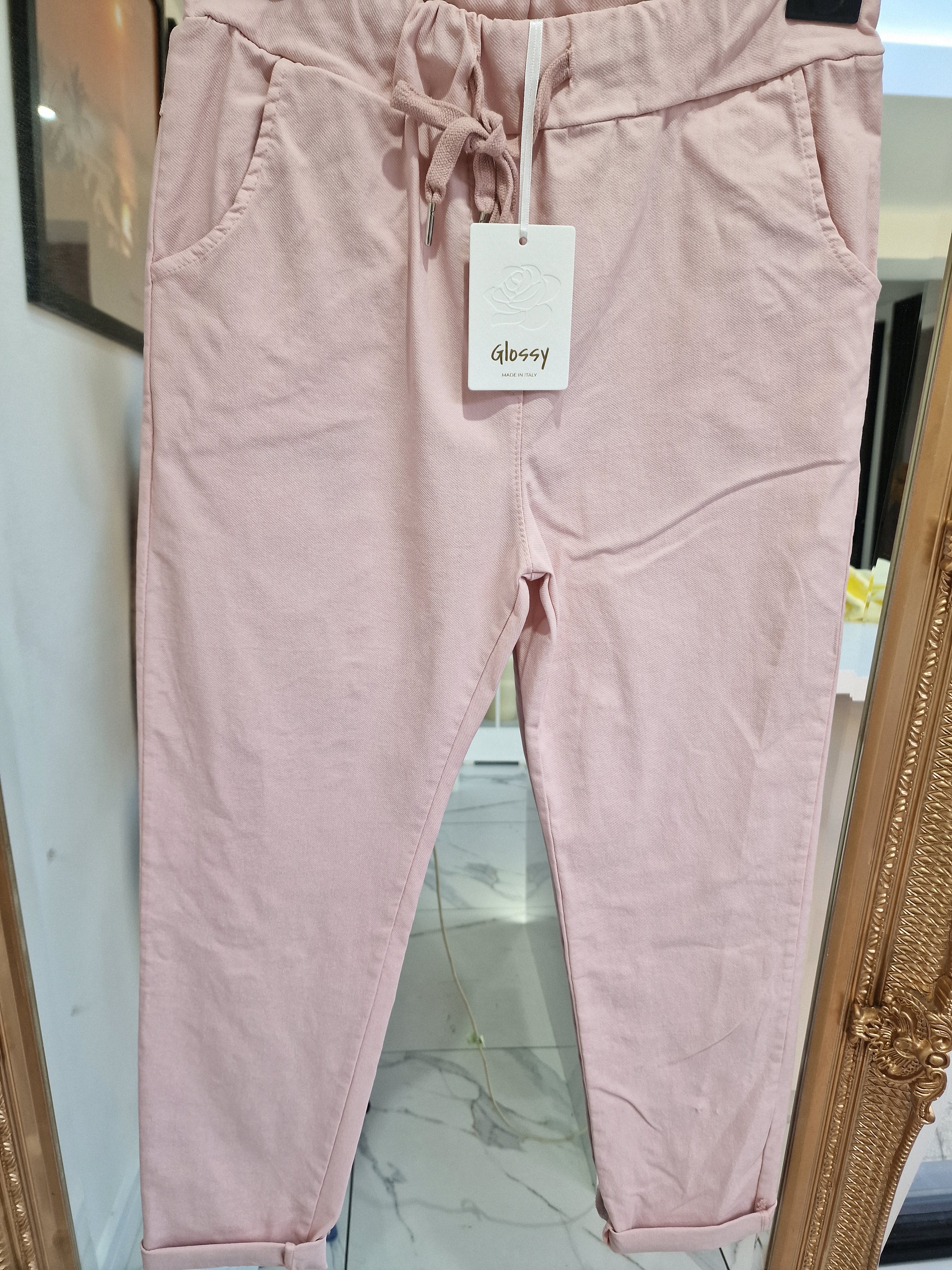 Stretch fit fitted trousers.